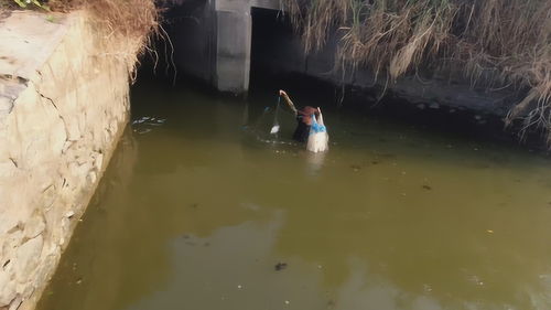 阿铭赶海发现个大水坑,立刻跑回家带来新渔网,大货都能破网逃跑 