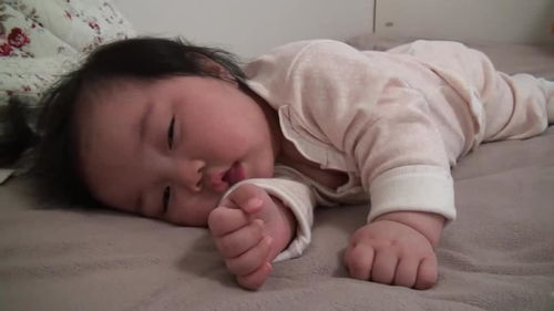 6个月大的宝宝睡梦中醒来也不哭,一直眯着眼笑,太可爱了吧,像个小天使 