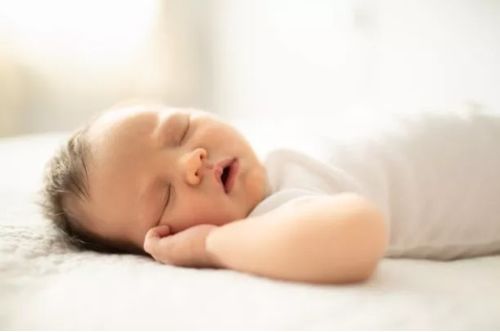 宝宝睡觉微笑是在做美梦 研究结果大跌眼镜 原来梦里都是这些
