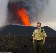 刚果推火山冒险徒步 近距观看熔岩喷发 