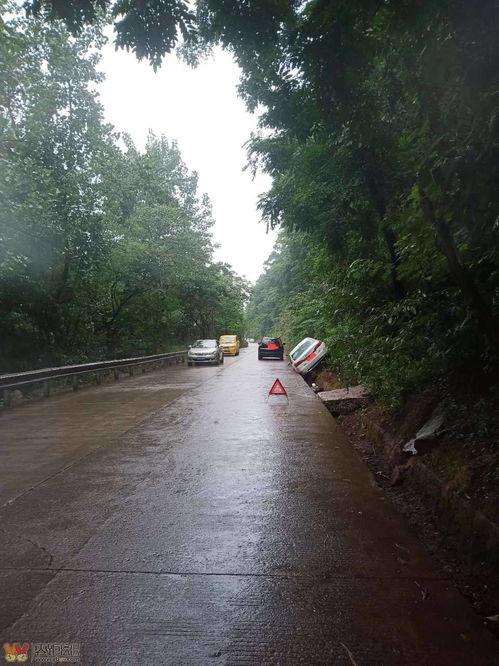 下雨天路上行驶造成事故,宜宾一小车打滑翻沟里了 