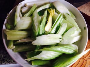 西芹腰果炒百合的正宗家常做法 教你做出超好吃的特色菜 蓝雅食谱 