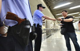 北京警方连夜部署启动一级防控 民警首次配枪巡地铁站 