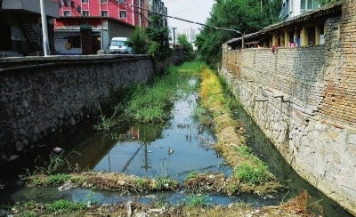 雨水排不出鱼儿沟排洪道需要清淤了 