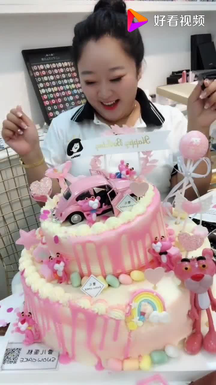 超漂亮的生日蛋糕,上面还有小汽车呢,妹子生日快乐 