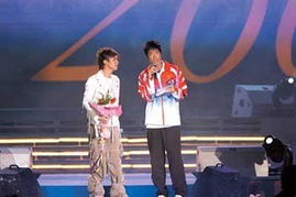 奥运冠军带来激动时刻 刘翔古巨基携手高歌 