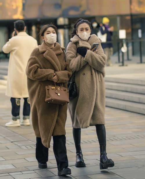 北方女孩的冬日穿搭就看北京街拍,服装保暖厚实,穿搭不臃肿