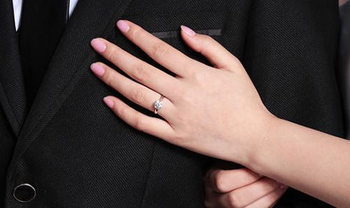 订婚和结婚戒指要分开买吗