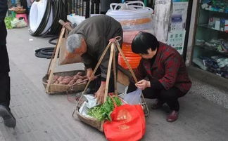搞笑笑话，小王去菜场赵大爷那里买菜，接过秤好的菜他觉得！