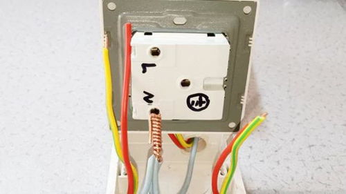 三根电线并在一起,接头太粗插不进插座口怎么办 老电工教你一招 