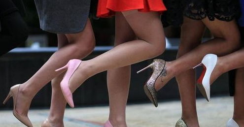 为何女孩子穿高跟鞋时,都不喜欢穿袜子呢 原因真是佩服