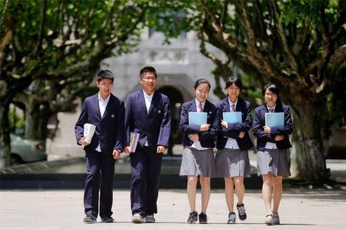 学生都穿统一校服,老师却对家境 一目了然 家长 很现实