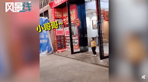 3岁萌娃陪妈妈上班,搬个板凳坐店门口大声吆喝,销售话术萌翻众人