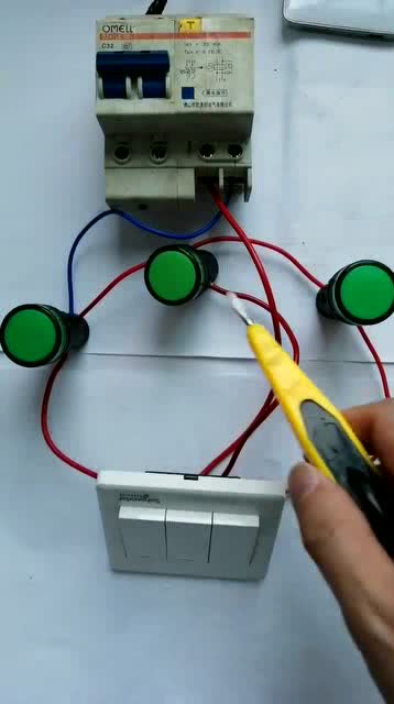 三控灯的开关是怎么接线 