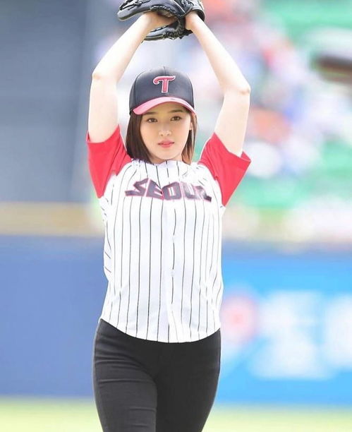 韩国美女李承利ig分享打棒球照片 动作一气呵成 好养眼