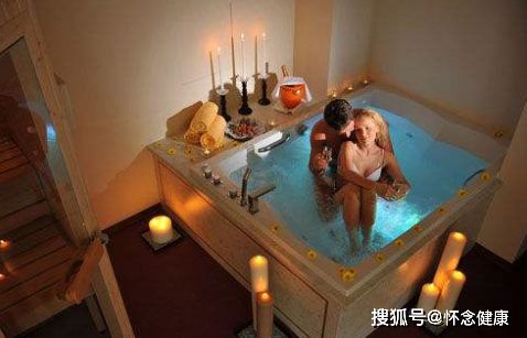 在闺蜜家浴缸美美地泡澡 她老公却闯了进来