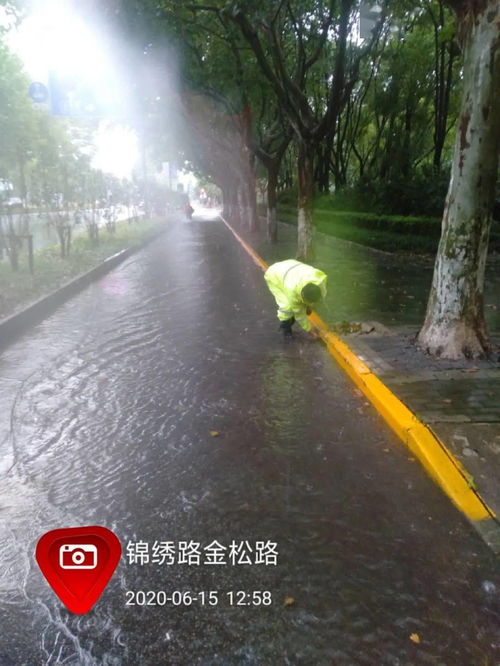 暴雨倾 缸 的今天,乘风破浪的你,有没有遇见这些大雨中最可爱的人