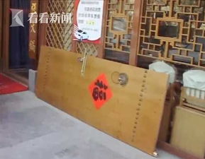 视频 大力小偷深夜行窃 一把将火锅店大门拽下