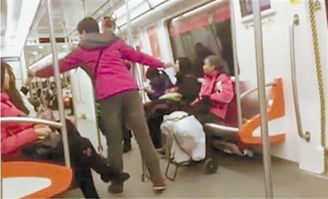 杭州地铁现咆哮女 和凤爪女一样想红吗