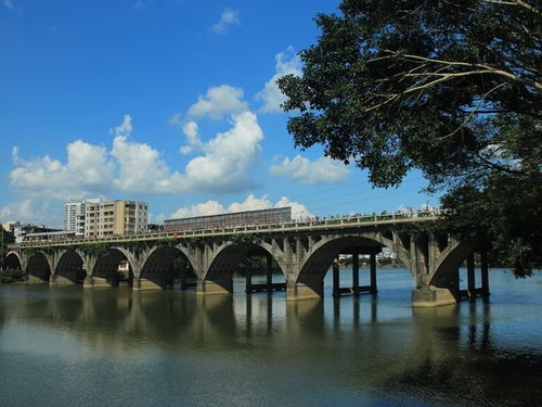 历史悠久的双曲拱桥型的恩平大桥