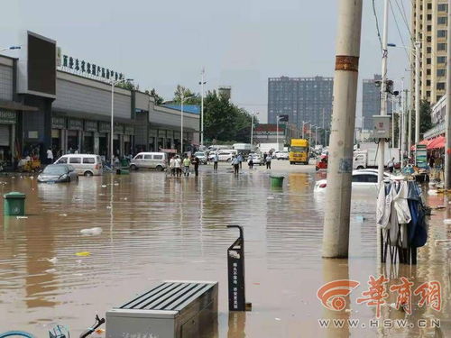 西安朱雀农副产品批发市场门口因暴雨被淹 水位最深处淹过车门