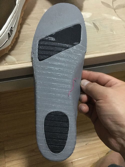 现在市面上还有卖白银配色的NIKE AF1吗？就是跟这双差不多的款式。我真的很想买一双，如果知道的话告诉我下，谢谢啦