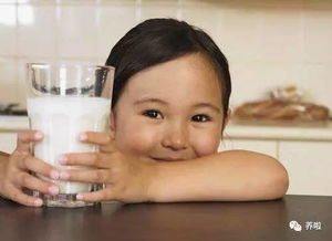 宝宝几岁可以喝牛奶,众说纷纭,以哪一个为标准呢 