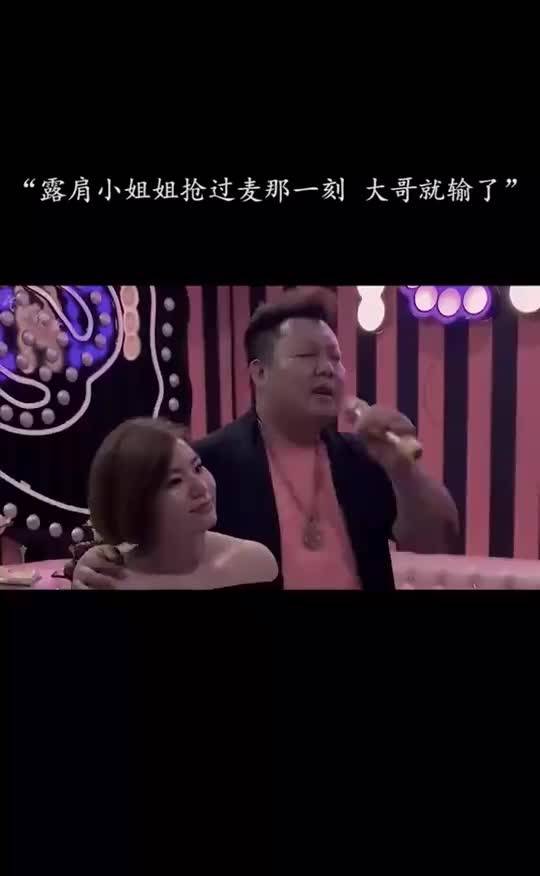 搂着最爱的人,唱着最伤心的歌 