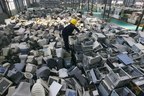 电子垃圾有多值钱 炼金价值比金矿高,今年总值超六百亿美元