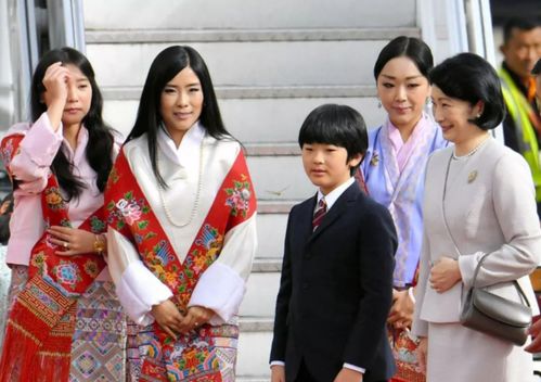 不丹大公主个子娇小,俏皮仰望凯特,二公主凤眼迷人比纪子妃还美