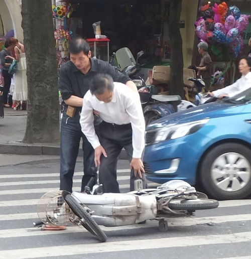 绍兴老人摔倒被人扶 口称 你没撞到我,怎么可能来扶我 