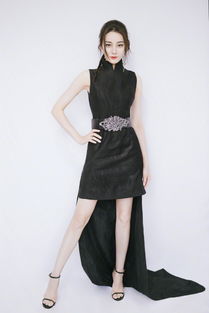 迪丽热巴挑战中国风造型,把黑色旗袍穿出了全新韵味,气质好出众