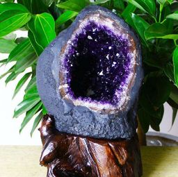 紫水晶洞的寓意 佩戴紫水晶的功效与作用