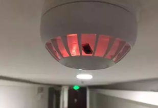 宾馆里一闪一闪的红灯是摄像头吗 