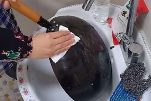 如何利用小苏打和醋快速清洗锅底的顽固污渍 真是干净 