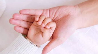 为新生儿戴手套,并不是一种正确的保护 