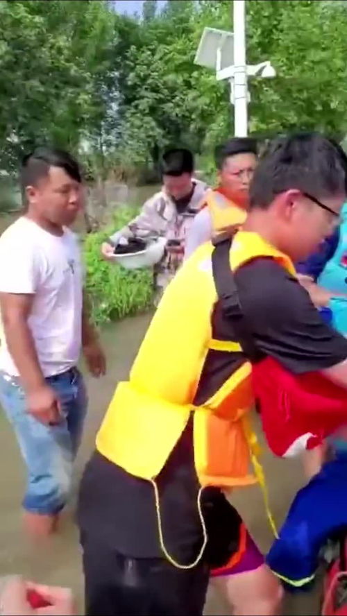 好样的 河南新乡14岁少年跟随父亲救援被困群众 