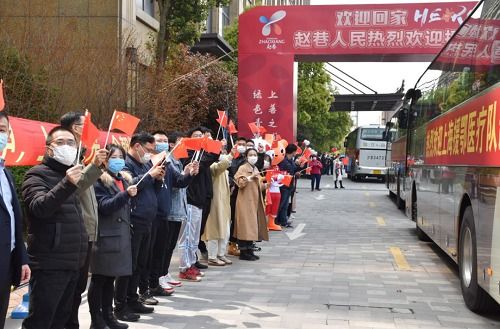 赵巷民众夹道欢迎上海援鄂抗 疫 英雄凯旋