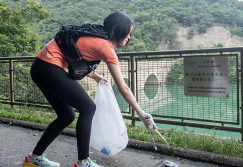 吕丽君18岁女儿晒与刘銮雄旧照怀念父女情,被嘲为了拿钱博好感