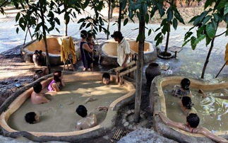 越南 最脏 的浴池,女生洗到一身泥,导游 不预约还洗不到