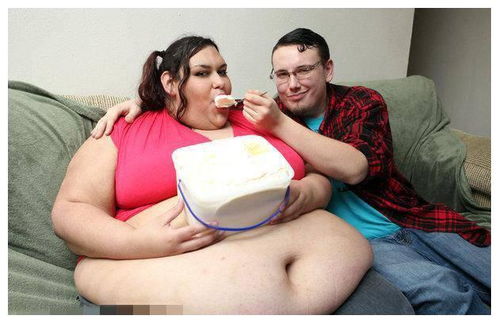 女子梦想成为世界上最胖的人,每天男友用漏斗为其喂食