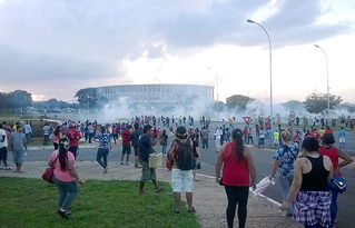 巴西土著居民抗议世界杯 佩弓箭与警方对峙 