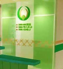 公司绿色的背景墙应该用什么颜色字体,logo要用什么色比较搭配 
