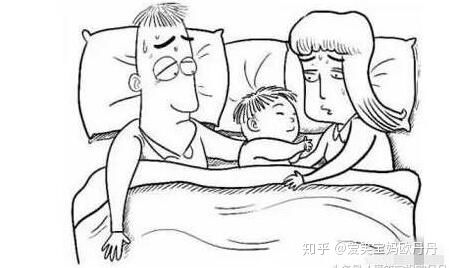 可以让宝宝睡在两个大人中间吗，原因是什么(婴儿睡在两个大人中间好不好)