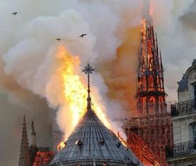 巴黎圣母院突发大火,再也看不到美轮美奂的玫瑰花窗了