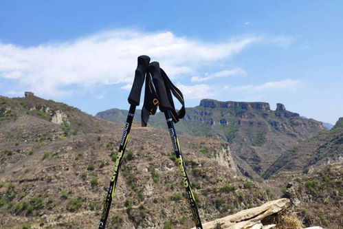 登山杖就是登山过程中的重要兵器,可是你会正确使用登山杖吗