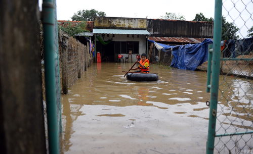 越南中部洪水泛滥 导致多人死亡古镇被淹 