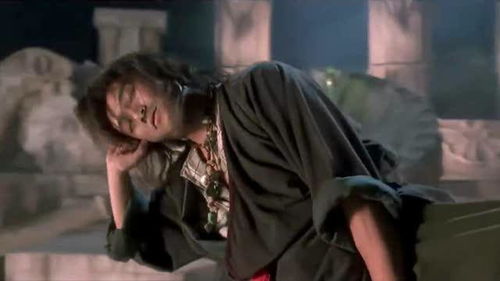 电影 很难看出星爷身上哪个地方不像乞丐,尤其是睡觉的姿势 