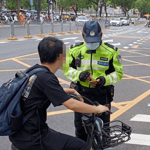 全盔比半盔防护好，为什么很少看人骑电动车戴全盔(电动车全盔好还是半盔好)