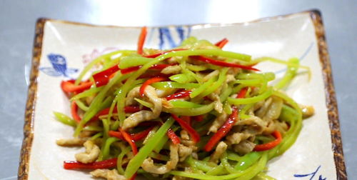 肉丝草菇青椒怎么做好吃,青椒肉丝的常见做法？